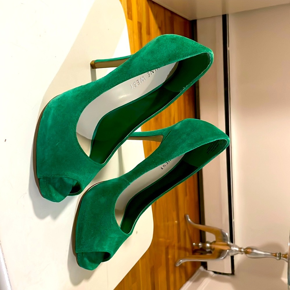 Nine West green suede peep toe pump 5.5